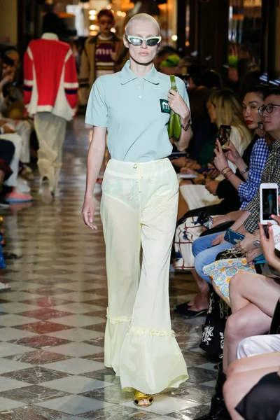 Look 19